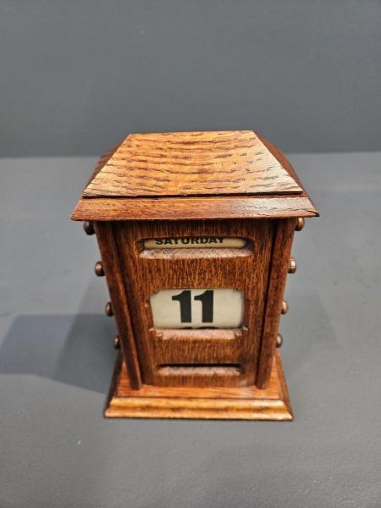 Edwardian Golden Oak Perpetual Desk Calendar - Image 2