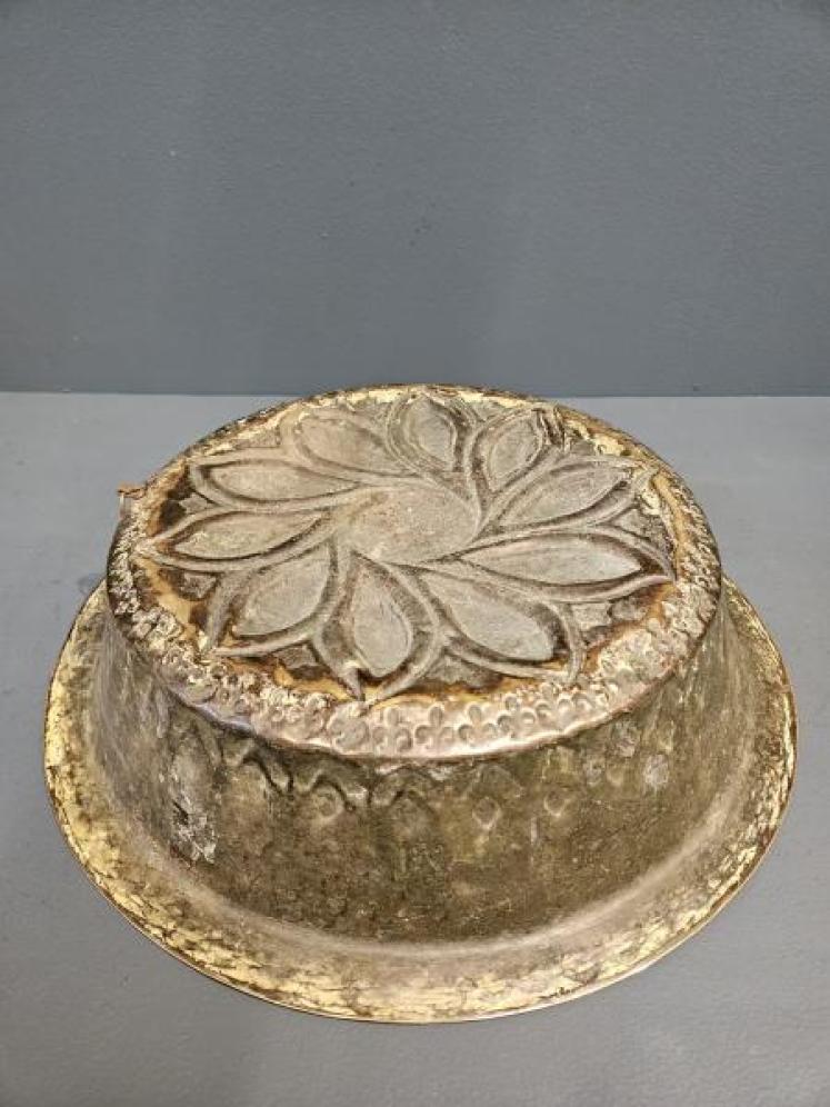 Superb 17th Century Alms Dish - Image 4