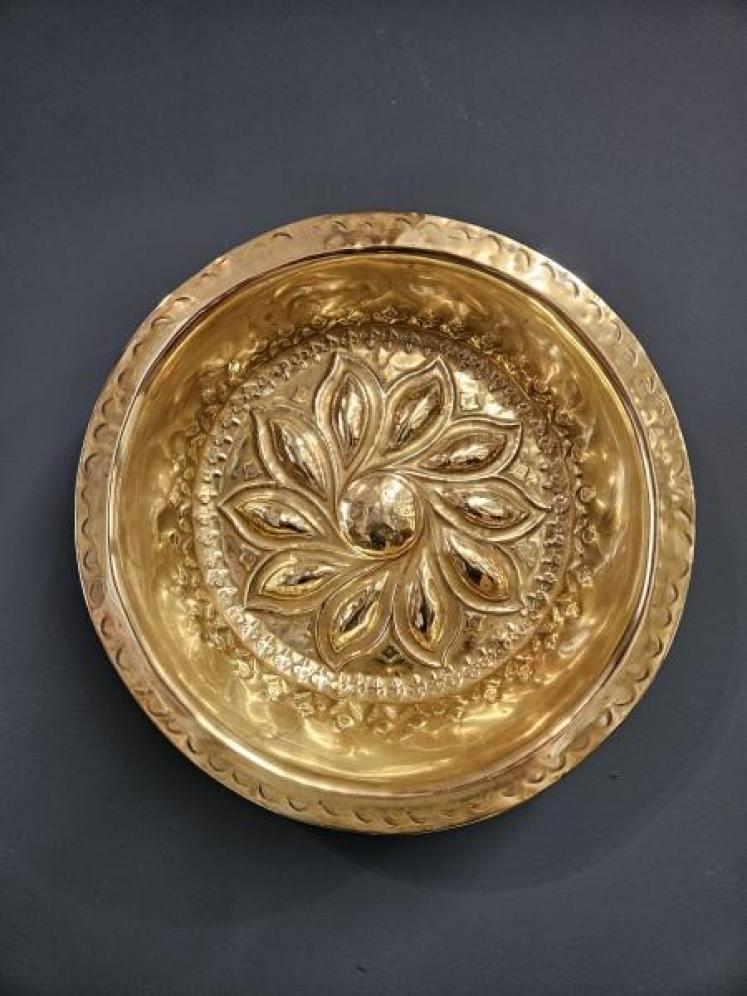 Superb 17th Century Alms Dish - Image 5