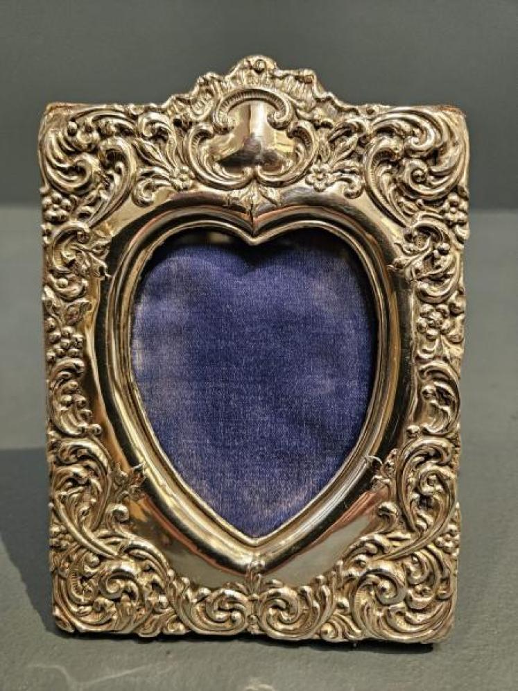 Victorian Silver Heart Shaped Photo Frame - Image 5