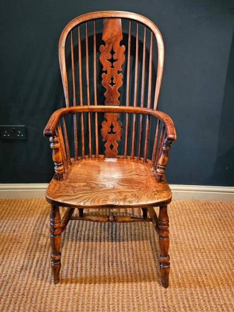 Superb George III Yew and Figured Elm High Back Windsor Chair  - Image 1