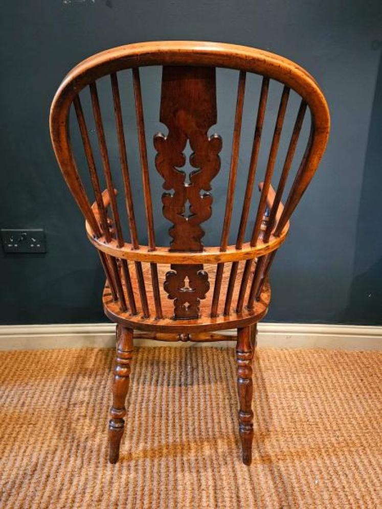 Superb George III Yew and Figured Elm High Back Windsor Chair  - Image 2