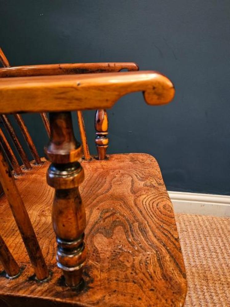 Superb George III Yew and Figured Elm High Back Windsor Chair  - Image 3