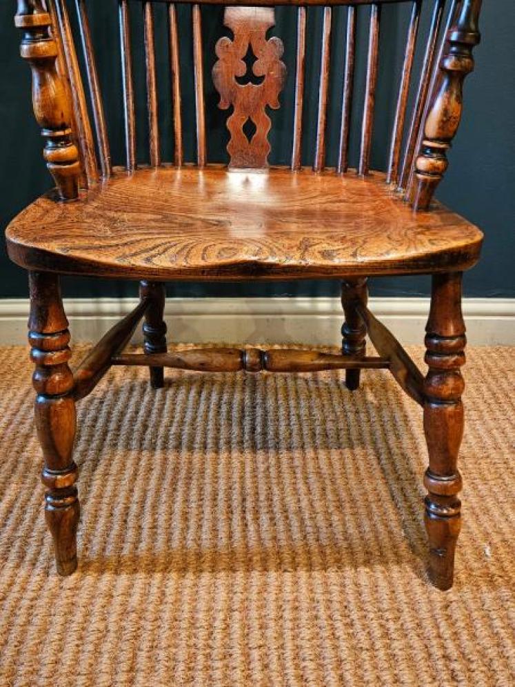 Superb George III Yew and Figured Elm High Back Windsor Chair  - Image 4