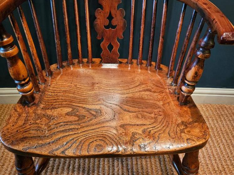 Superb George III Yew and Figured Elm High Back Windsor Chair  - Image 5