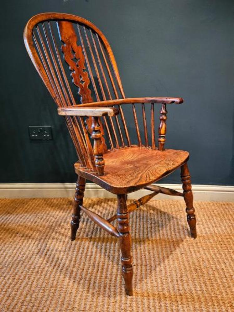 Superb George III Yew and Figured Elm High Back Windsor Chair  - Image 7