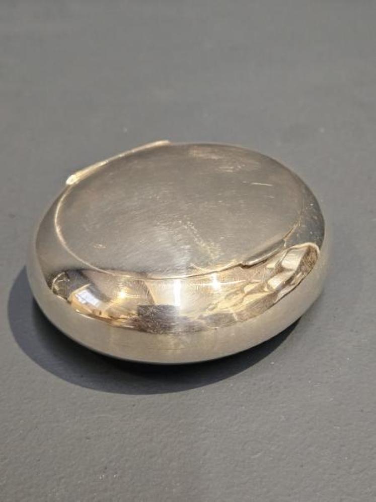Silver Tobacco Pebble - Image 1