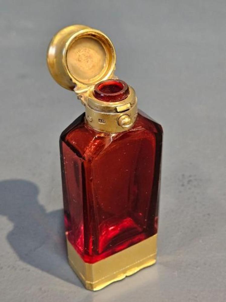 Immaculate Sampson Mordan Silver Gilt Smelling Salts and Vinaigrette Combination - Image 2