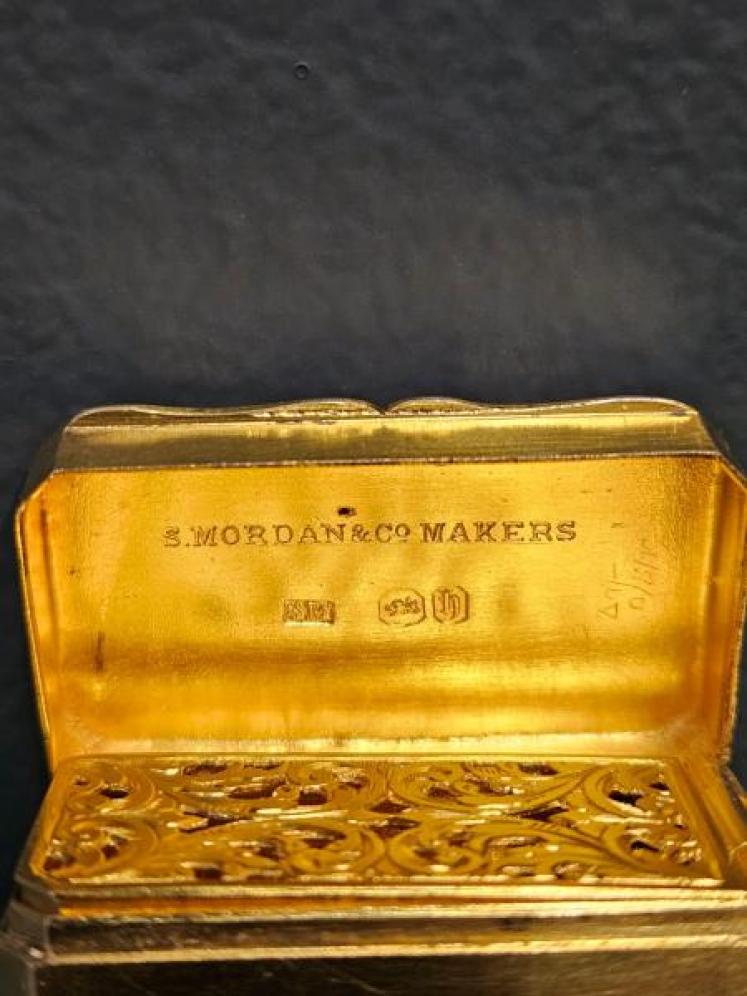 Immaculate Sampson Mordan Silver Gilt Smelling Salts and Vinaigrette Combination - Image 7