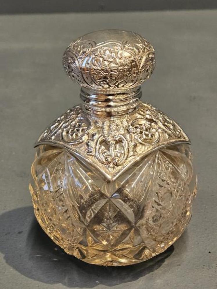 Edwardian Silver Top and Overlaid Cut Crystal Scent Bottle - Image 1