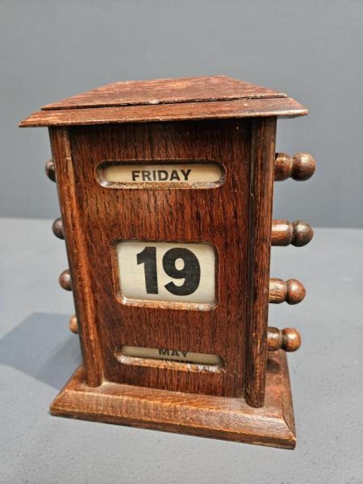 Edwardian Oak Perpetual Desk Calendar - Image 4