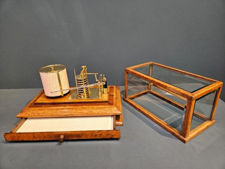Immaculate Edwardian Oak Barograph - Image 2