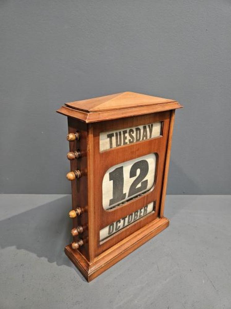 Edwardian Walnut Perpetual Desk Calendar  - Image 2
