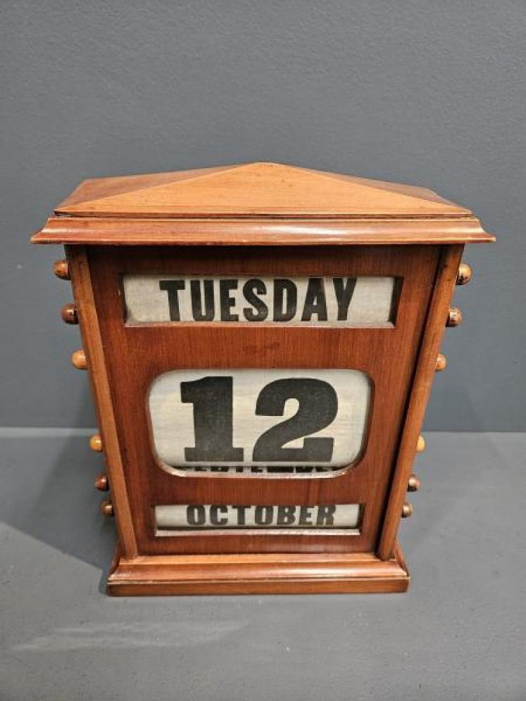 Edwardian Walnut Perpetual Desk Calendar  - Image 3