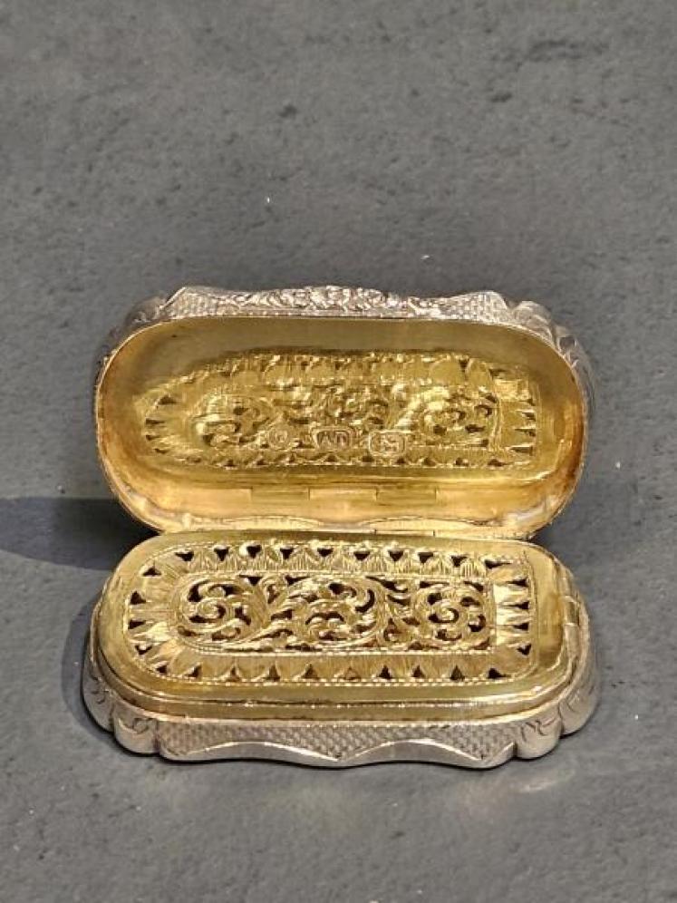 Large Early Victorian Engraved Silver Vinaigrette  - Image 2