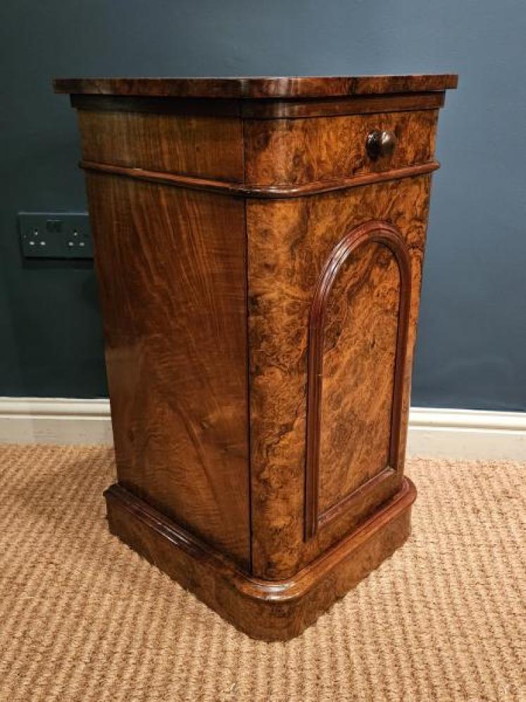 Matching Pair of Superb Quality Victorian Burr Walnut Bedside Cabinets  - Image 6