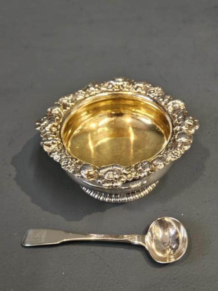 Pair of Large George III Silver Salts and Matching Spoons - Image 5