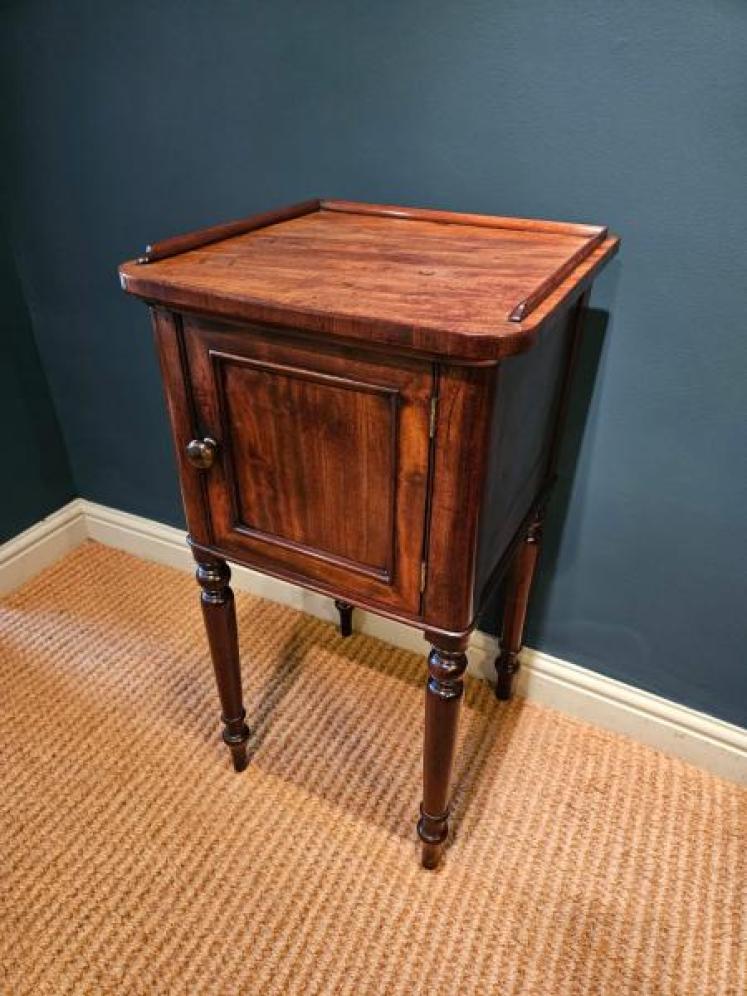 Early Victorian Mahogany Night Stand  - Image 3
