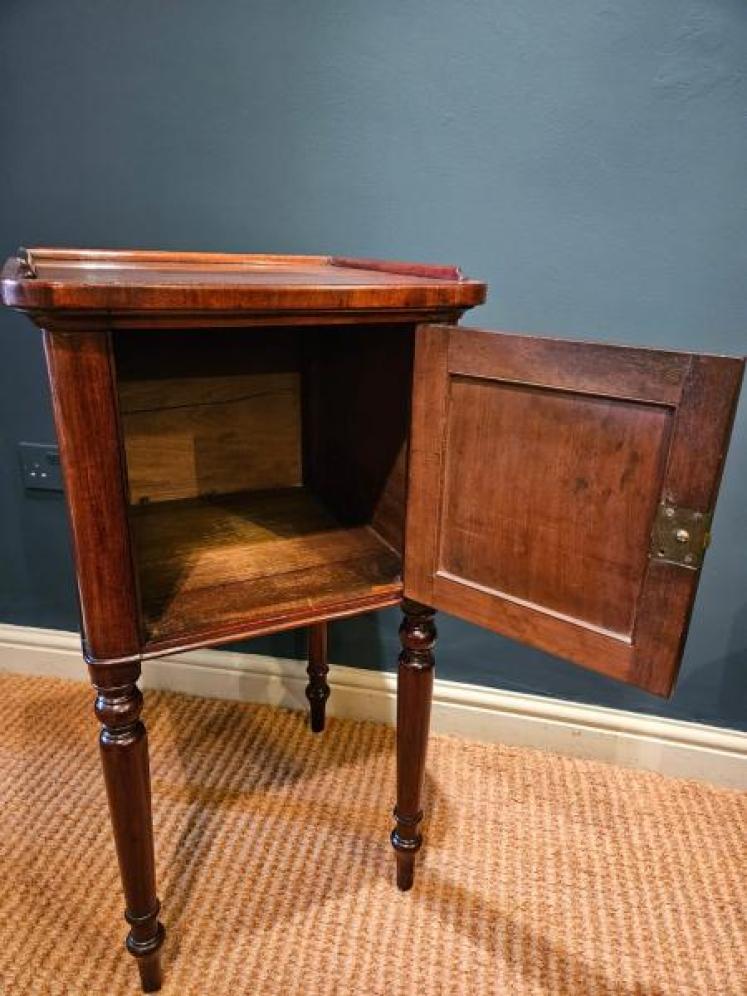 Early Victorian Mahogany Night Stand  - Image 5