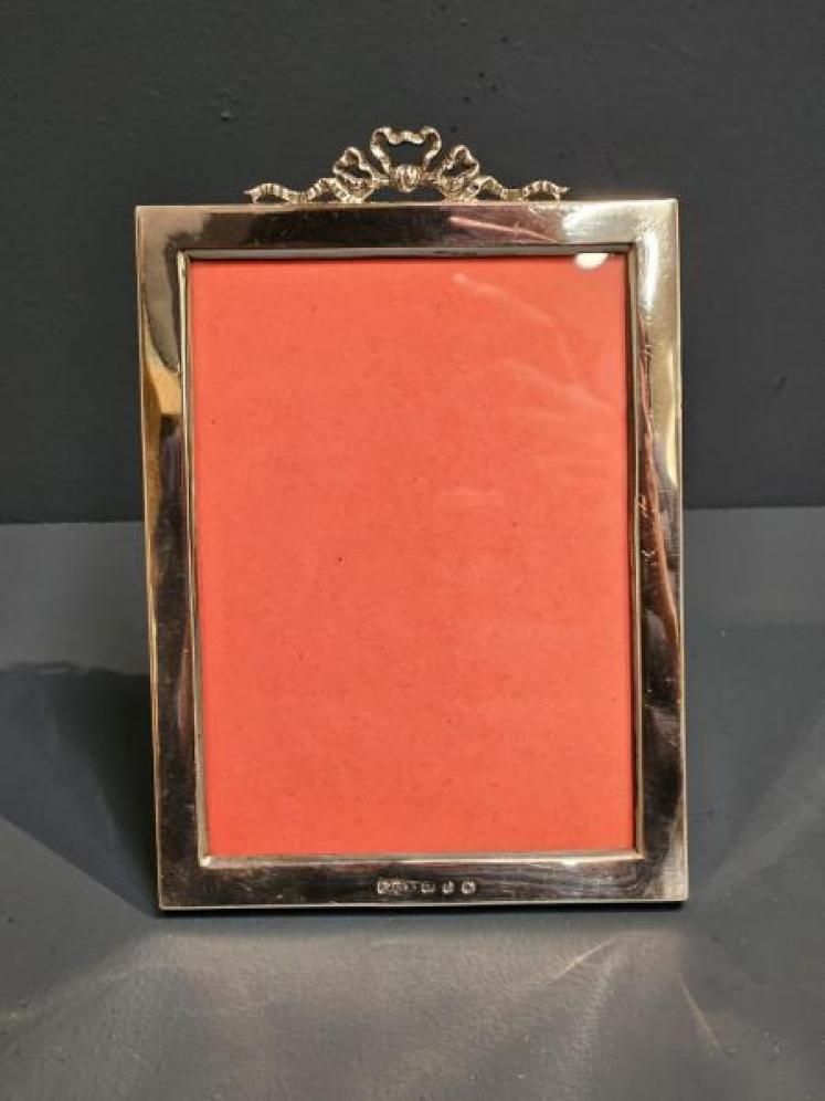 Superior Quality Victorian Silver Ribbon and Box Crest Photo Frame - Image 1