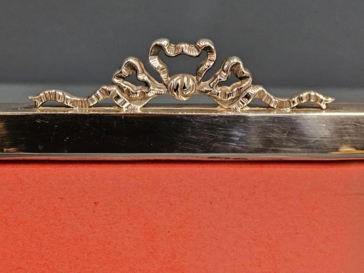 Superior Quality Victorian Silver Ribbon and Box Crest Photo Frame - Image 2