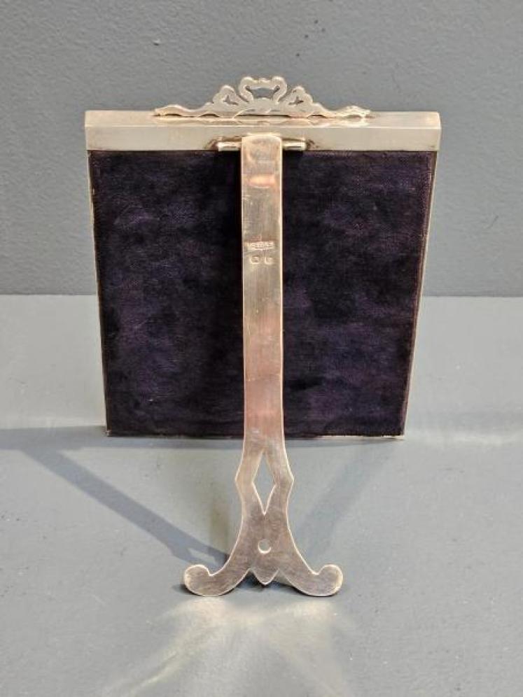 Superior Quality Victorian Silver Ribbon and Box Crest Photo Frame - Image 3