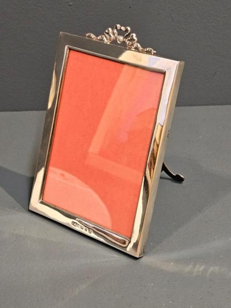 Superior Quality Victorian Silver Ribbon and Box Crest Photo Frame - Image 4