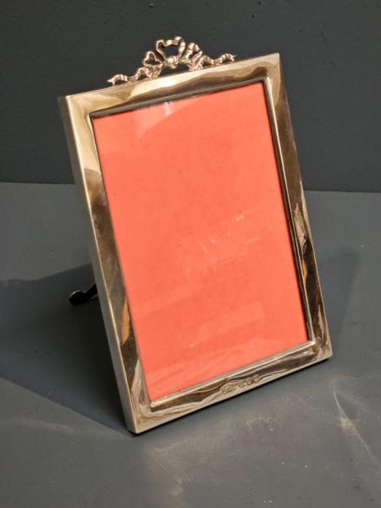 Superior Quality Victorian Silver Ribbon and Box Crest Photo Frame - Image 6