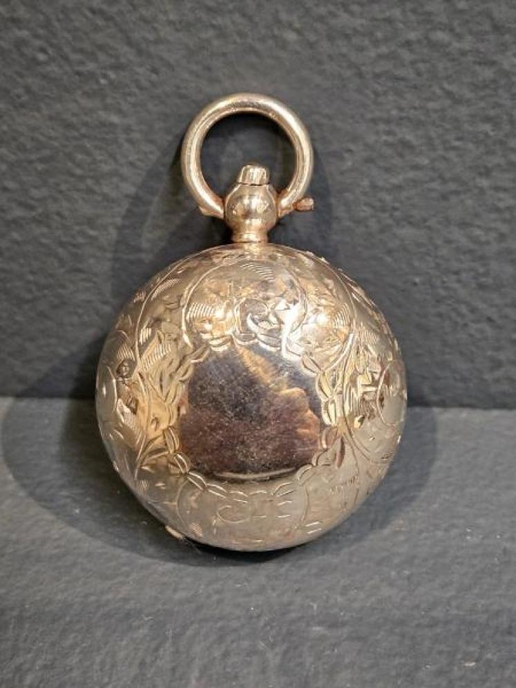 Sampson Mordan Engraved Silver Sovereign Case - Image 1