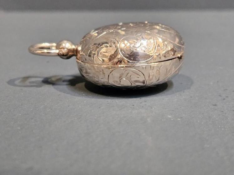 Sampson Mordan Engraved Silver Sovereign Case - Image 3