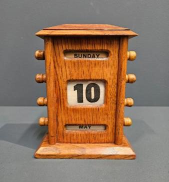 Edwardian Golden Oak Perpetual Desk Calendar