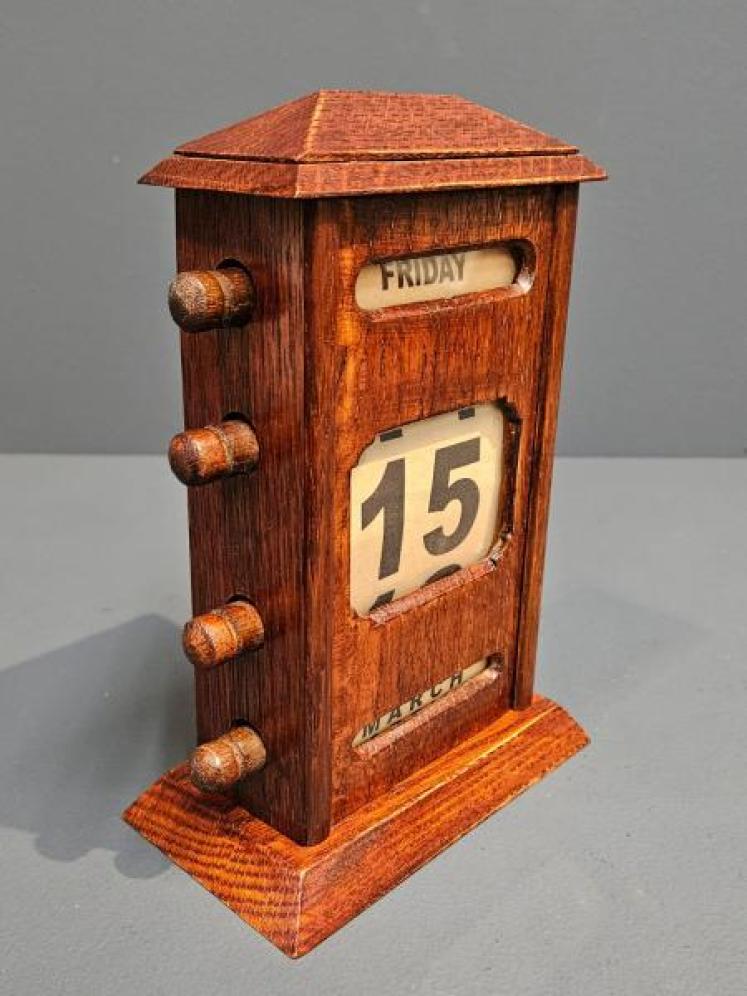 Victorian Oak Perpetual Desk Calendar - Image 3