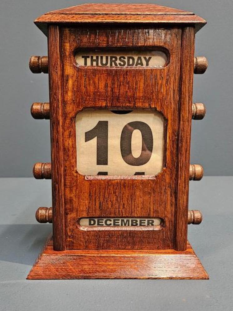 Victorian Oak Perpetual Desk Calendar - Image 6