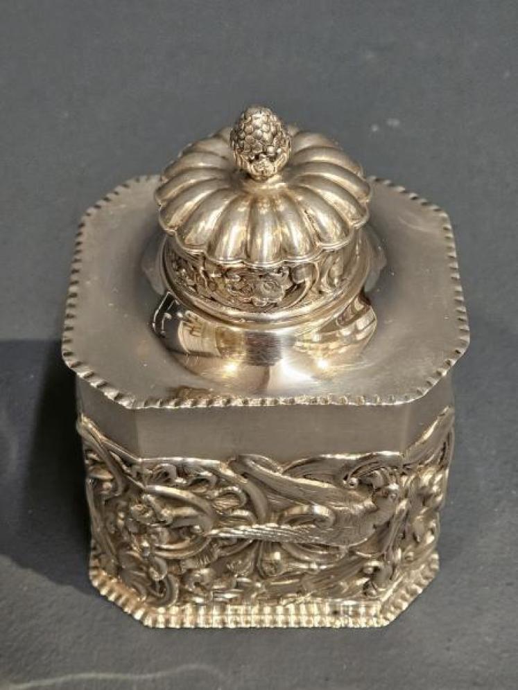 Superb Victorian 5.3 Troy Oz Silver Tea Caddy by William Comyns - Image 2