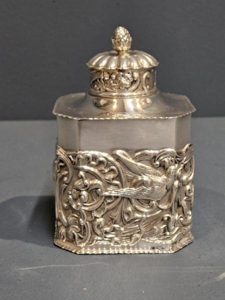 Superb Victorian 5.3 Troy Oz Silver Tea Caddy by William Comyns - Image 4