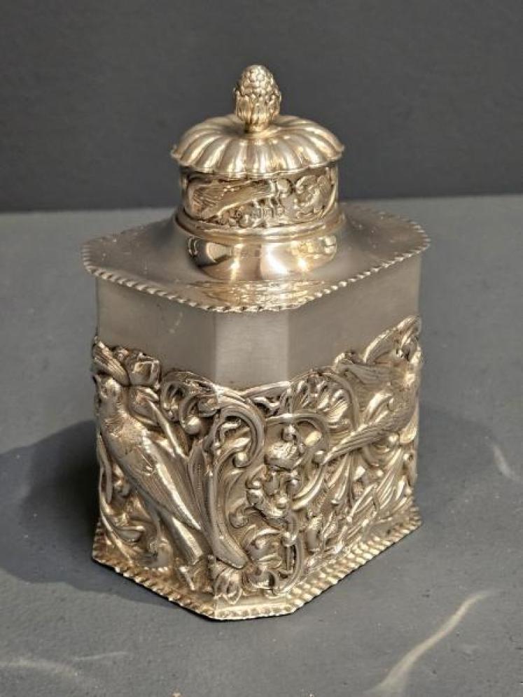 Superb Victorian 5.3 Troy Oz Silver Tea Caddy by William Comyns - Image 5
