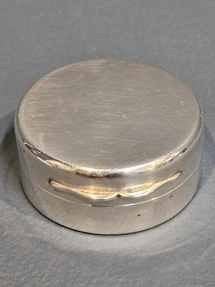 Fine Quality Cast Silver Cased Portable Barometer by Vickery - Image 2