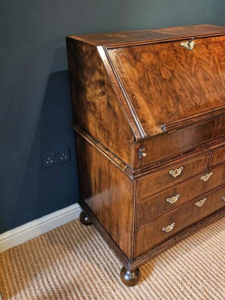 George I Walnut Bureau - Image 6