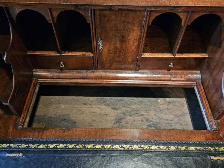 George I Walnut Bureau - Image 7