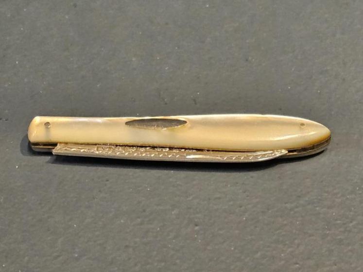 Engraved Silver and Mother of Pearl Pen Knife - Image 2