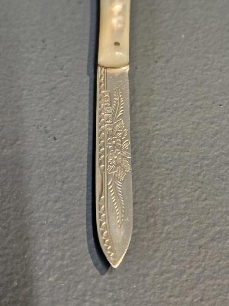 Engraved Silver and Mother of Pearl Pen Knife - Image 3