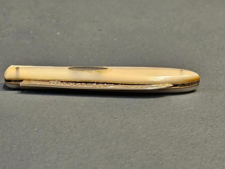 Engraved Silver and Mother of Pearl Pen Knife - Image 5