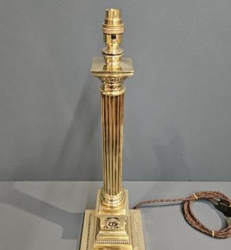 Superb Quality Edwardian Brass Corinthian Column Table Lamp