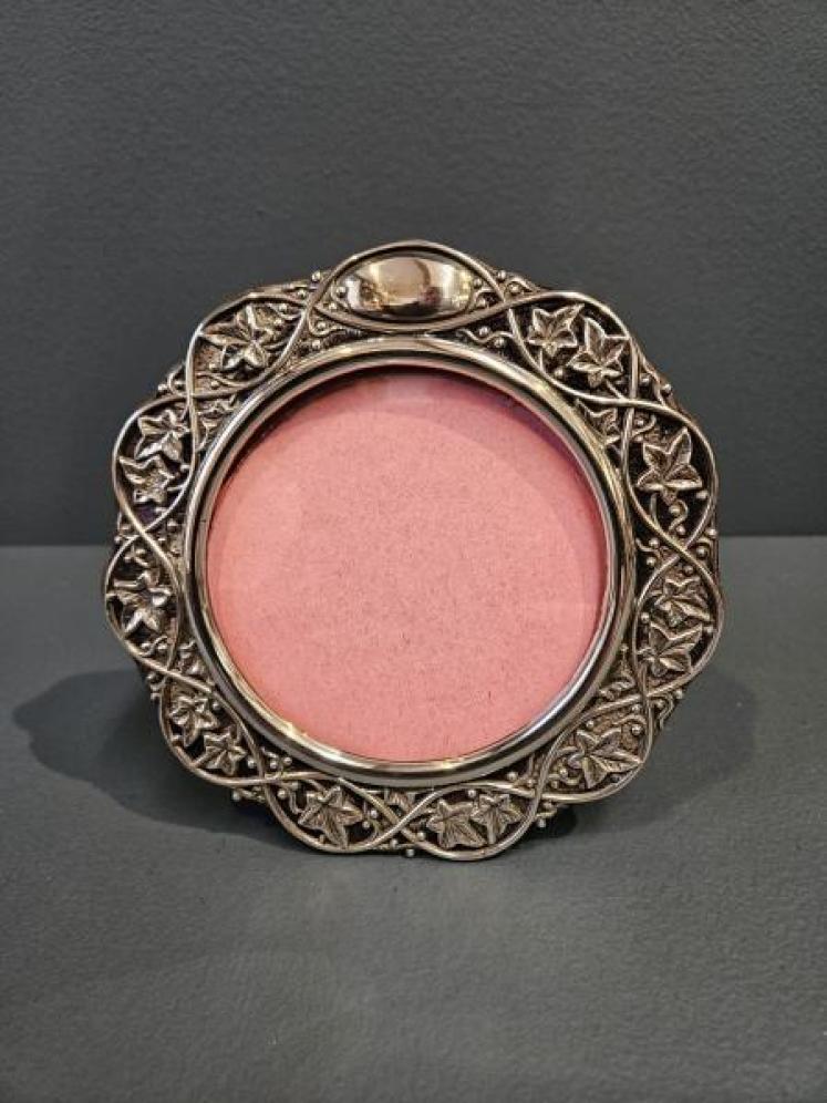 Edwardian Silver Ivy Leaf Design Photo Frame  - Image 1