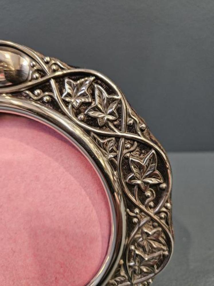 Edwardian Silver Ivy Leaf Design Photo Frame  - Image 2