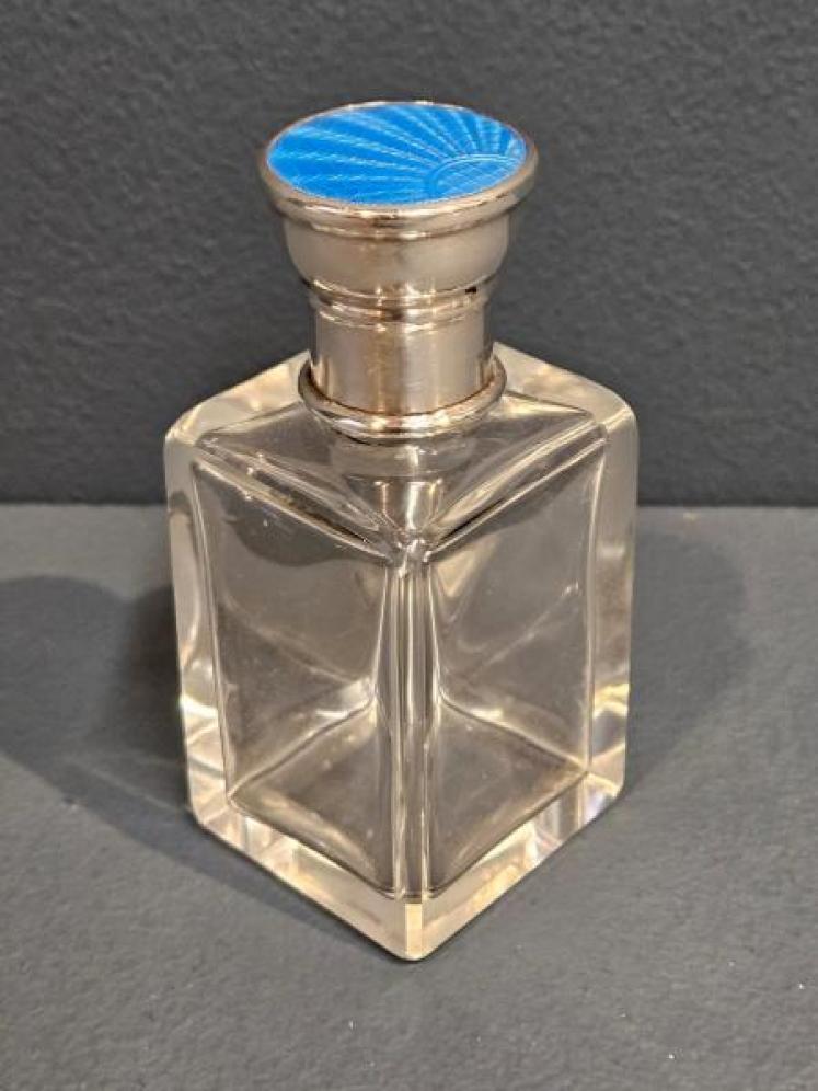 Edwardian Silver and Engine Turned Enamel Cut Crystal Scent Bottle - Image 4