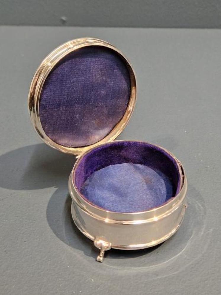Sampson and Mordan Silver Trinket Box - Image 5