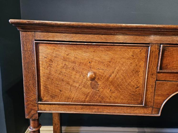 Superb George III Figured Oak Open Pot Board Dresser - Image 3