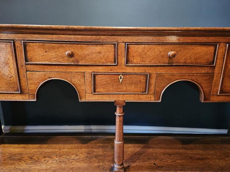 Superb George III Figured Oak Open Pot Board Dresser - Image 4