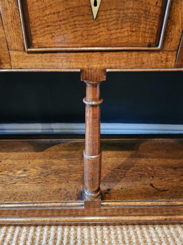 Superb George III Figured Oak Open Pot Board Dresser - Image 5